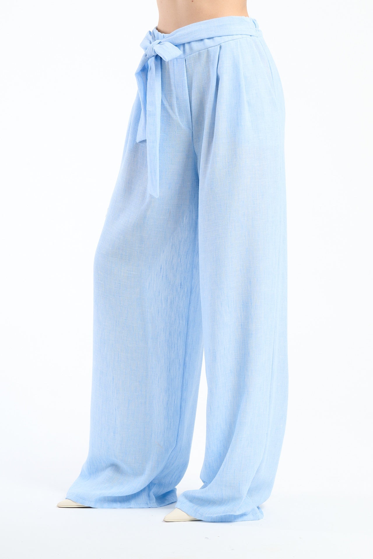 Pantaloni azzurri in tessuto leggero con cordoncino, perfetti per l’estate.